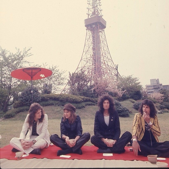 Daydreamer Queen Tee - Picture 6 of 6